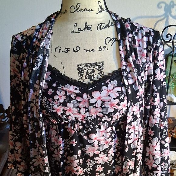 Renè Rofè Floral Black and Pink Nightgown Kimono Set Size Medium - Picture 2 of 12